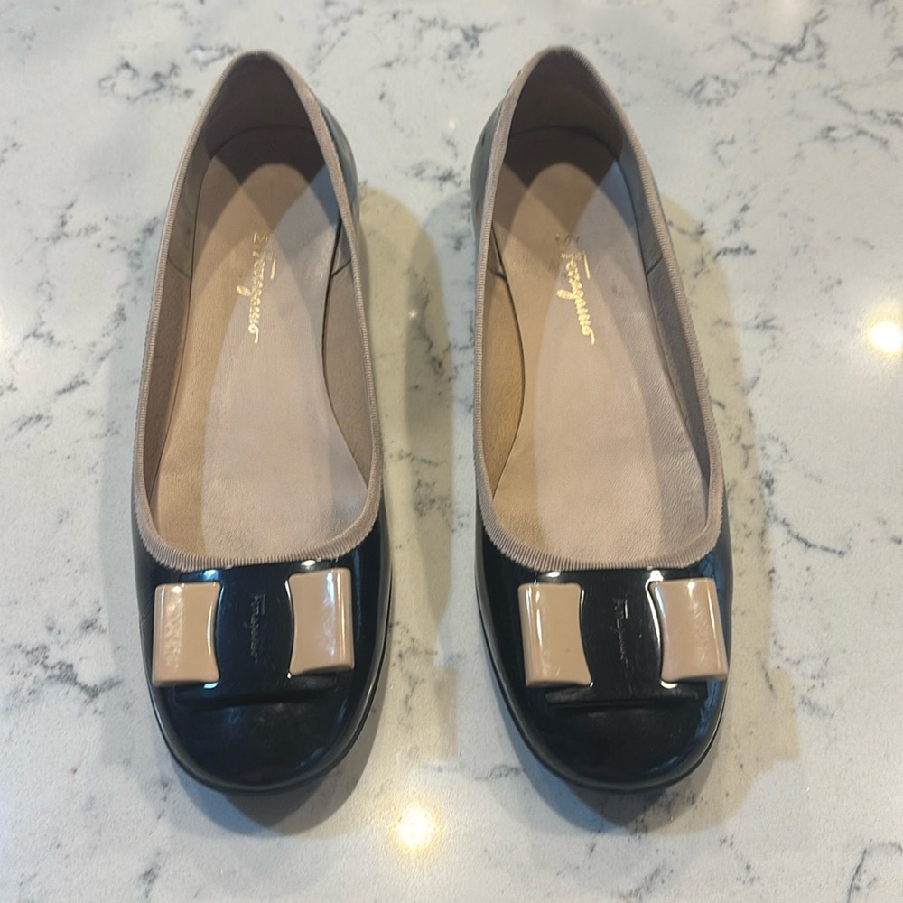 * Ferragamo
* Black patent leather
* Signature bow
* Women’s US 9.5 B